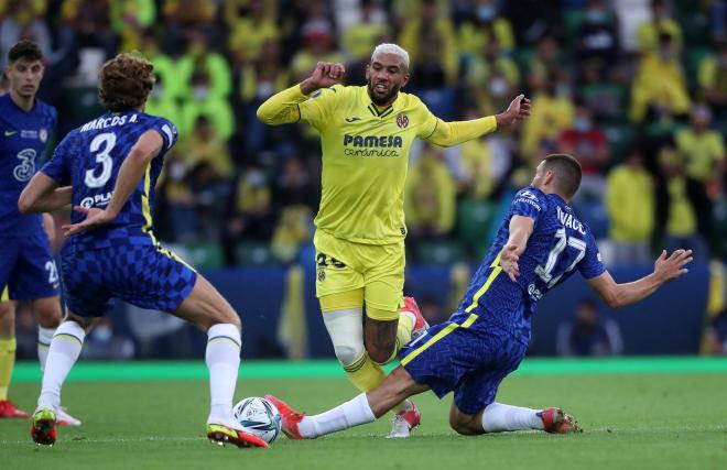 Kovacic roba el balón a Capoué en el Chelsea-Villarreal (Foto: Cordon Press).