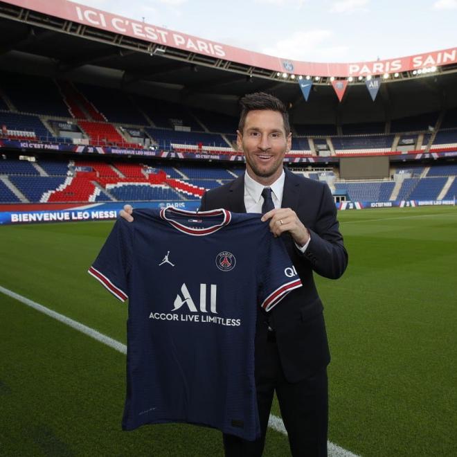 Leo Messi posa con la camiseta del PSG.
