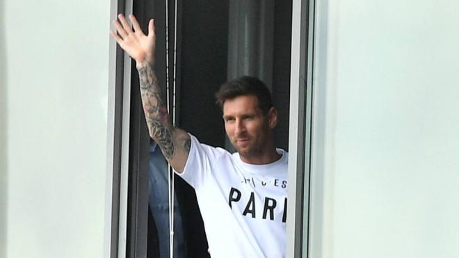 Messi salió a saludar con una camiseta muy comentada.