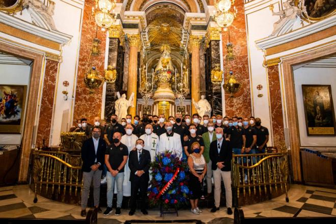 El Levante UD realiza la tradicional ofrenda a la Virgen de los Desamparados. (Foto: Levante UD)