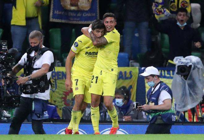 Yeremy Pino abraza a Gerard Moreno tras su gol en la final de la Supercopa (Foto: Cordon Press).