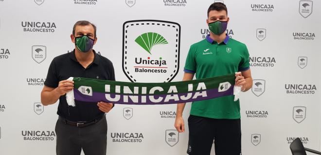 Barreiro posa junto a Juanma Rodríguez en su presentación con el Unicaja (Foto: Unicaja CB/Photop