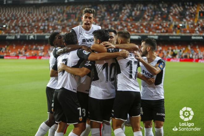 Los jugadores del Valencia celebran el tanto de Soler al Getafe en Mestalla. (Foto: LaLiga).