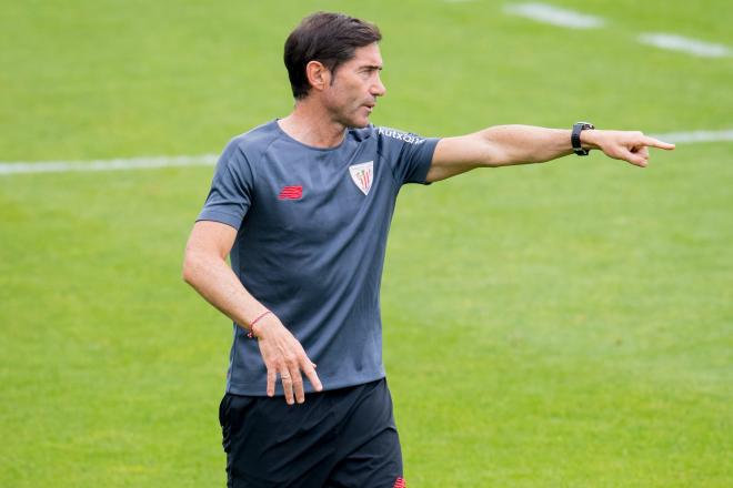 Marcelino García ordena a sus hombres en Lezama (Foto: Athletic Club).