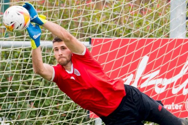 El portero Unai Simón vuela entrenando en Lezama (Foto: Athletic Club).