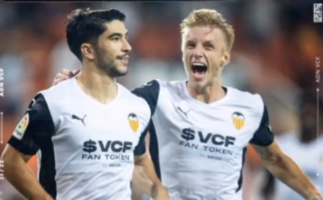 Soler y Wass celebran el gol del '10'. (Foto: Valencia CF)