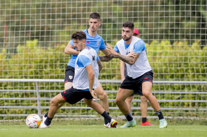 ¿Sitio el once? Unai Vencedor, Oihan Sancet y Unai Núñez en plena disputa del balón en un partidillo en Lezama (Foto: Athletic Club).