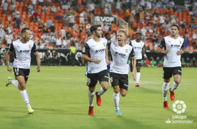 Wass celebra con Carlos Soler el gol ante el Getafe (Foto: LaLiga).