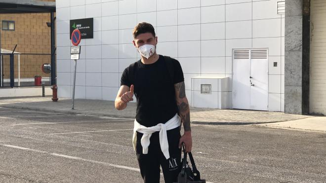Montiel llega al aeropuerto de Sevilla. (Foto: Kiko Hurtado).