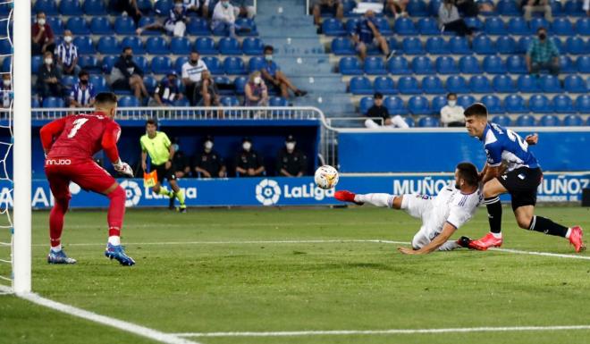 Nacho se lanza para marcar en el Alavés-Real Madrid (Foto: LaLiga Santander).