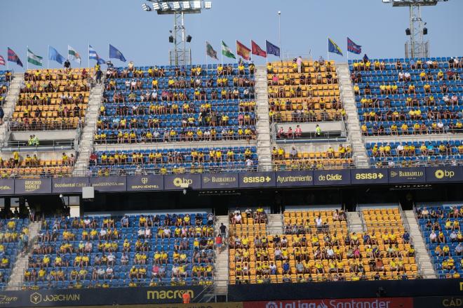 Los aficionados del Cádiz, durante el partido ante el Levante (Foto: Cristo García).