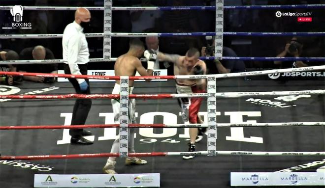 Andoni Gago ataca a Gerfi en la velada de boxeo de Marbella.