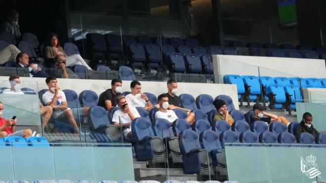 Jugadores de la primera plantilla de la Real viendo el partido del Sanse (Foto: Real Sociedad).