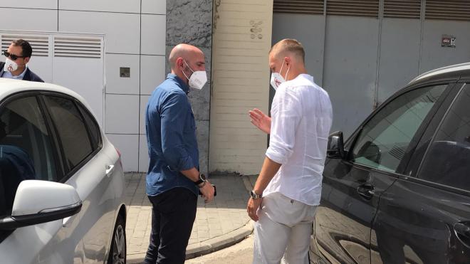 Augustinsson, junto a Monchi, en su llegada a Sevilla (Foto: Kiko Hurtado).