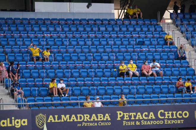 Los aficionados regresan al Nuevo Mirandilla para el Cádiz-Levante (Foto: Cristo García).