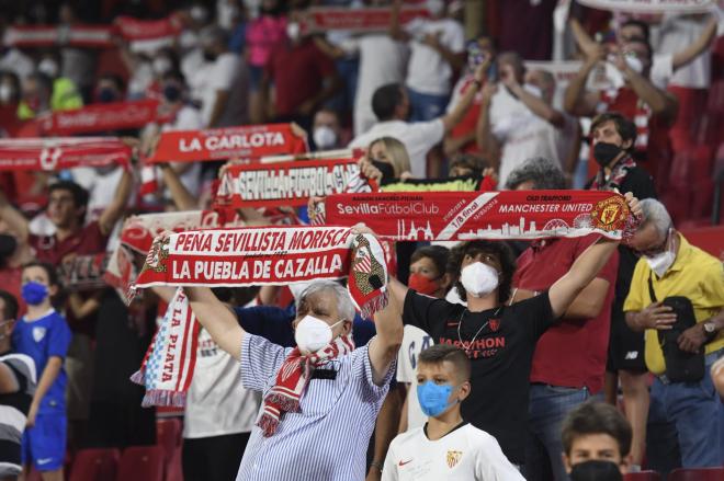 Abonados del Sevilla FC en el primer partido de la temporada 2021/22 (Foto: Kiko Hurtado).