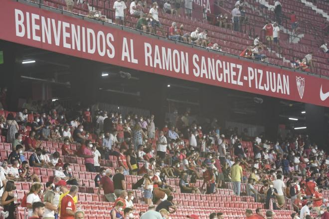 La afición del Sevilla, en el primer partido con aforo reducido (Foto: Kiko Hurtado).