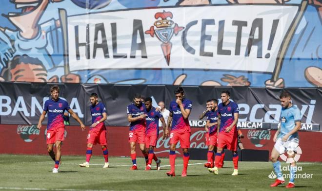 Los jugadores del Atlético de Madrid, tras el gol de Correa al Celta (Foto: LaLiga Santander).