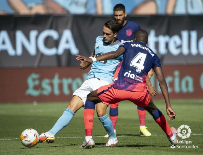 Denis Suárez controla el balón ante Kondogbia (Foto: LaLiga).