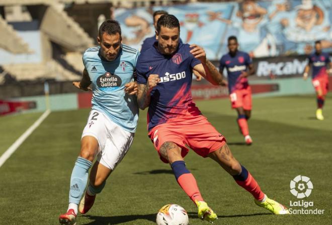 Hugo Mallo pugna por el balón (Foto: LaLiga).