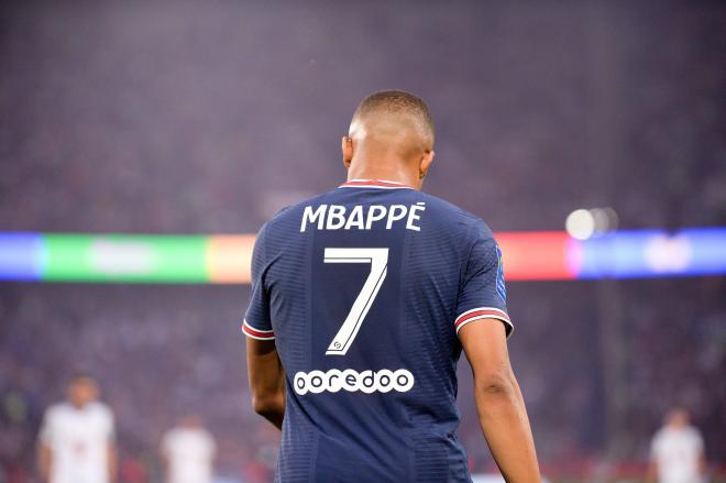 Kylian Mbappé fue silbado ante su posible salida al Real Madrid (Foto: Cordon Press).