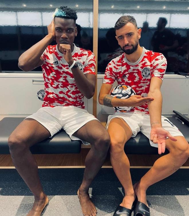 Pogba y Bruno Fernandes, con la camiseta prepartido del Manchester (Foto: Twitter).