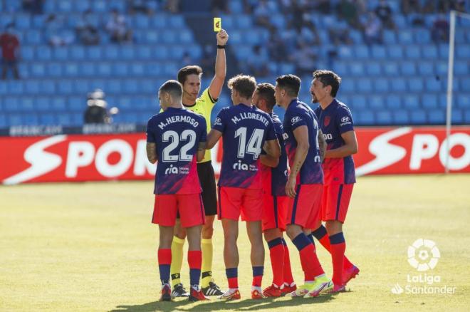 Protesta de los jugadores del Atlético de Madrid al árbitro (Foto: LaLiga).