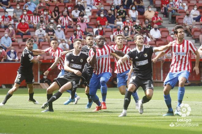 Un lance durante el Sporting-Burgos (Foto: LaLiga)