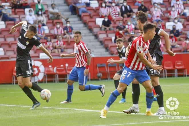 Djuka, durante el Sporting-Burgos (Foto: LaLiga).