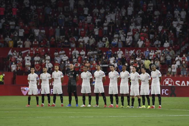 Los jugadores del Sevilla, en el minuto de silencio en el Sánchez-Pizjuán (Foto: Kiko Hurtado)