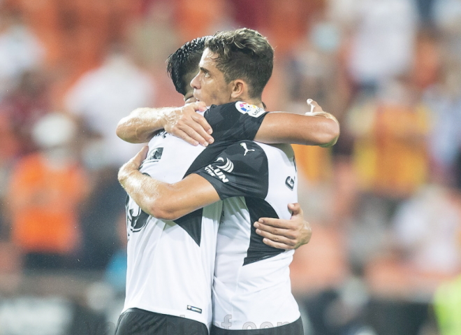 Alderete y Gabriel Paulista, la pareja de centrales titular de la pasada temporada. (Foto: Valencia CF)