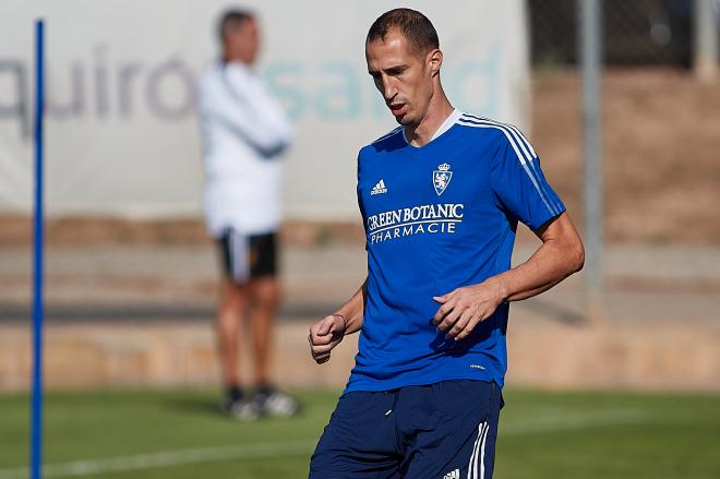 Radosav Petrovic en un entrenamiento del Real Zaragoza (Foto: Daniel Marzo). 