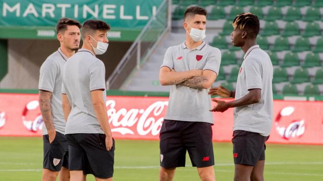 Nico Williams y Oihan Sancet hablan antes del partido en Elche (Foto: Athletic Club).