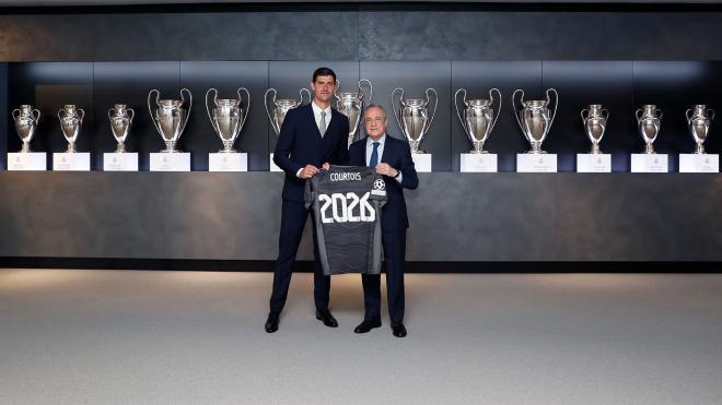 Thibaut Courtois y Florentino Pérez, tras la renovación del portero (Foto: Real Madrid).