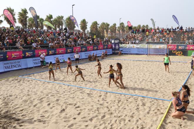 Valencia baja el telón a la temporada del balonmano playa