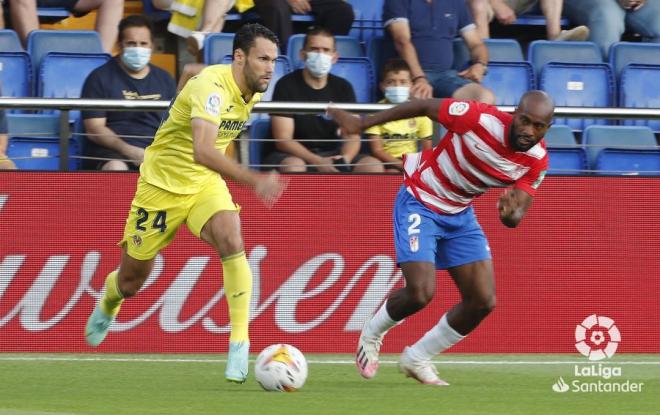 Pedraza y Foulquier durante el Villarreal-Granada (Foto: LaLiga).