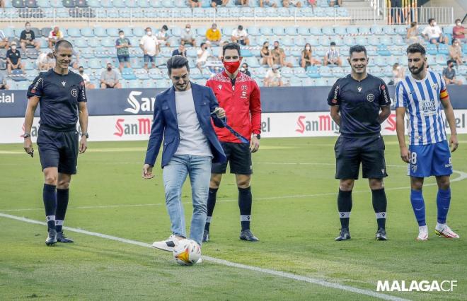 Damián Quintero, en el saque de honor del Málaga-Mirandés (Foto: Málaga CF).