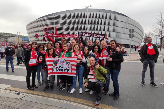 Diana López, con sus compañeros de la Peña Deusto, ante San Mamés.