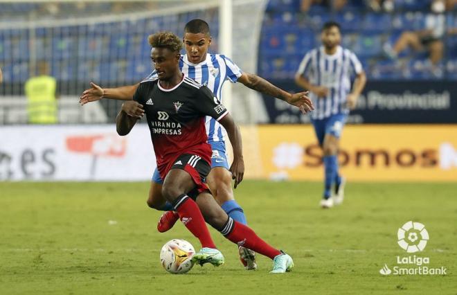 Loren busca un balón en el partido ante el Mirandés (Foto: LaLiga).