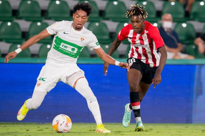 Nico Williams presiona a Mojica (Foto: Athletic Club).