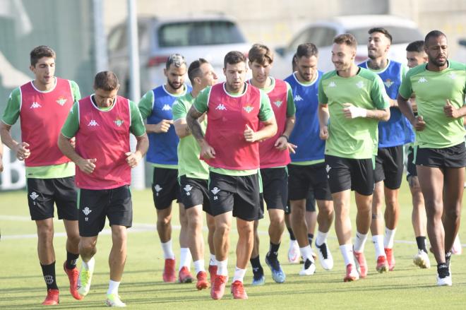 Entrenamiento del Betis en la ciudad deportiva. Foto: Kiko Hurtado