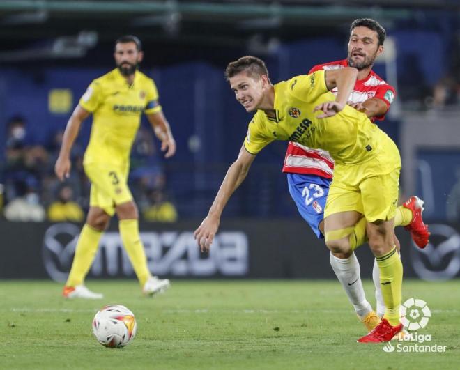 Juan Foyth, en el Villarreal-Granada presionado por Jorge Molina (Foto: LaLiga Santander).