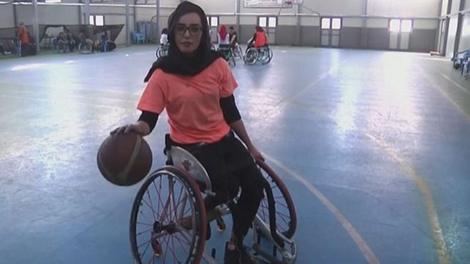 Nilofar Bayat es la capitana de la selección afgana de Basket en silla de ruedas.