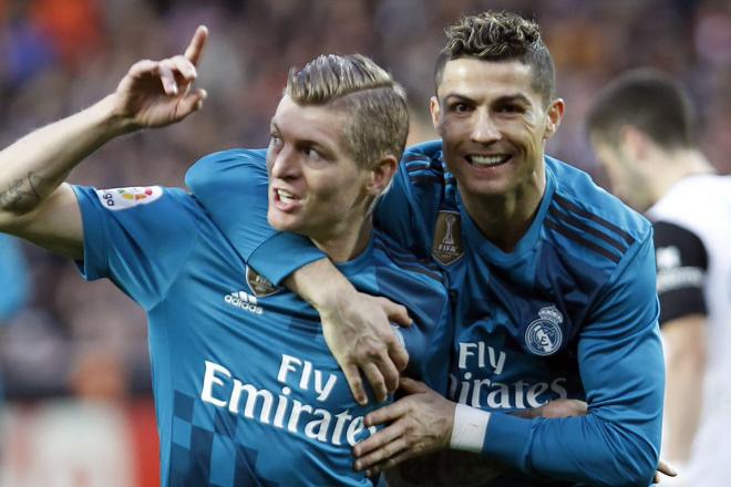 Toni Kroos y Cristiano Ronaldo celebran un gol del alemán con el Real Madrid.