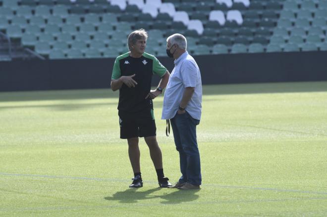Antonio Cordón y Manuel Pellegrini charlan durante el entrenamiento del Betis. (Foto: Kiko Hurtado).