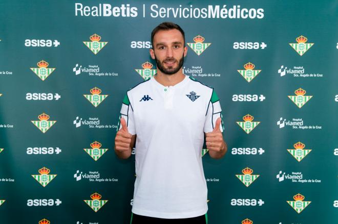Germán Pezzella posa con su nueva camiseta (Foto: Real Betis).