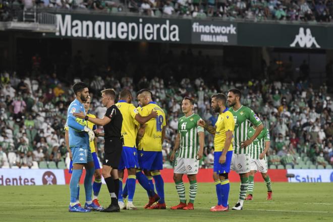 Pizarro Gómez dialoga con Rui Silva tras indicar la repetición del penalti (Foto: Kiko Hurtado).