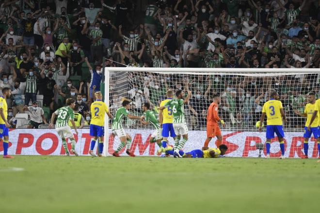 Juanmi celebra su gol al Cádiz (Foto: Kiko Hurtado).