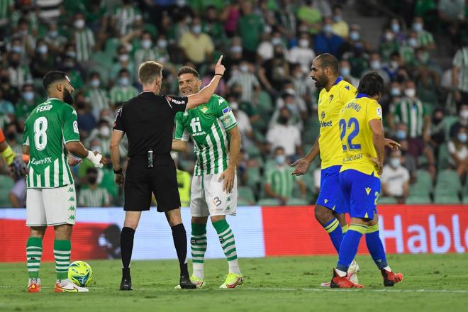 Joaquín protesta en el partido del Betis ante el Cádiz (Foto: Kiko Hurtado).