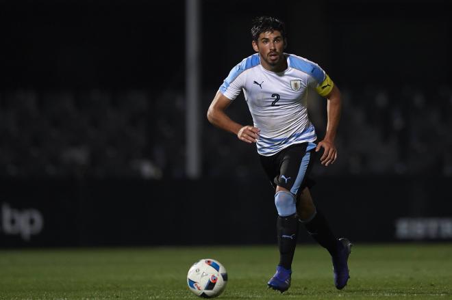 Bruno Méndez, central en la agenda del Atlético, durante un partido con la selección de Uruguay